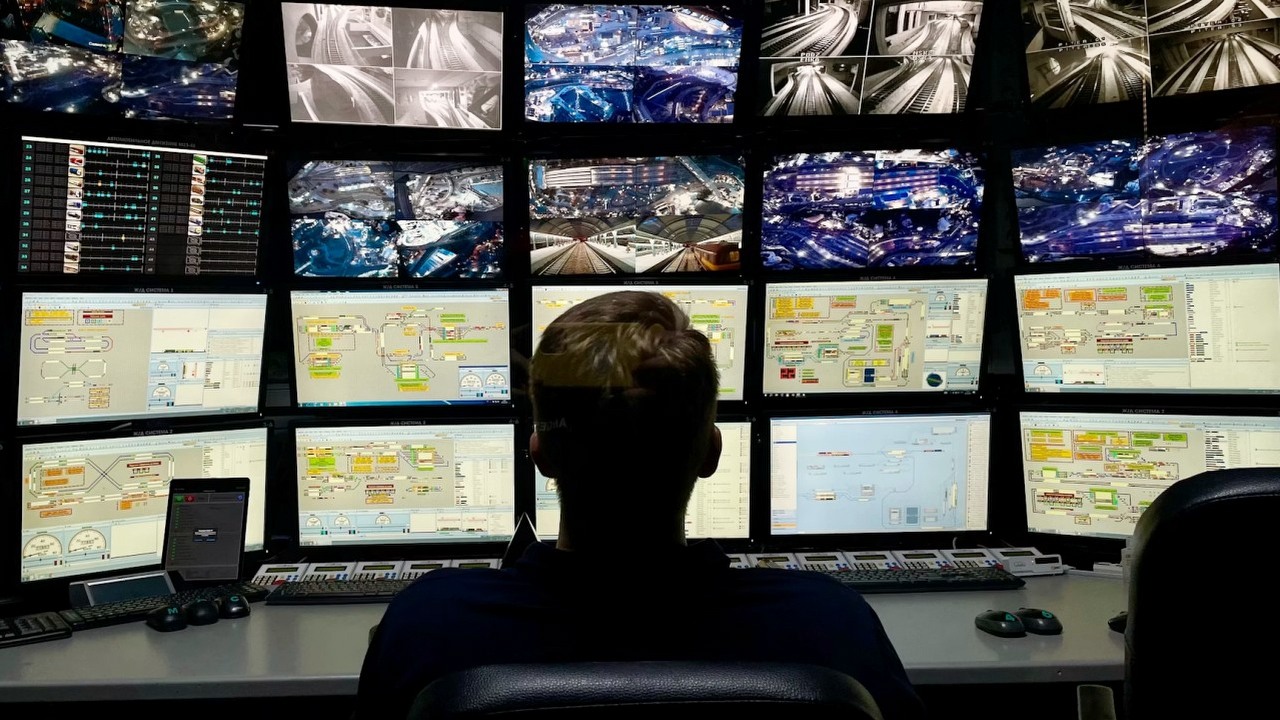 Dzwonisz na policję i odbiera AI. Jedno miasto sprawdza, gdzie jest granica automatyzacji, źródło grafiki: Tasha Kostyuk; Unsplash.com; 2024.