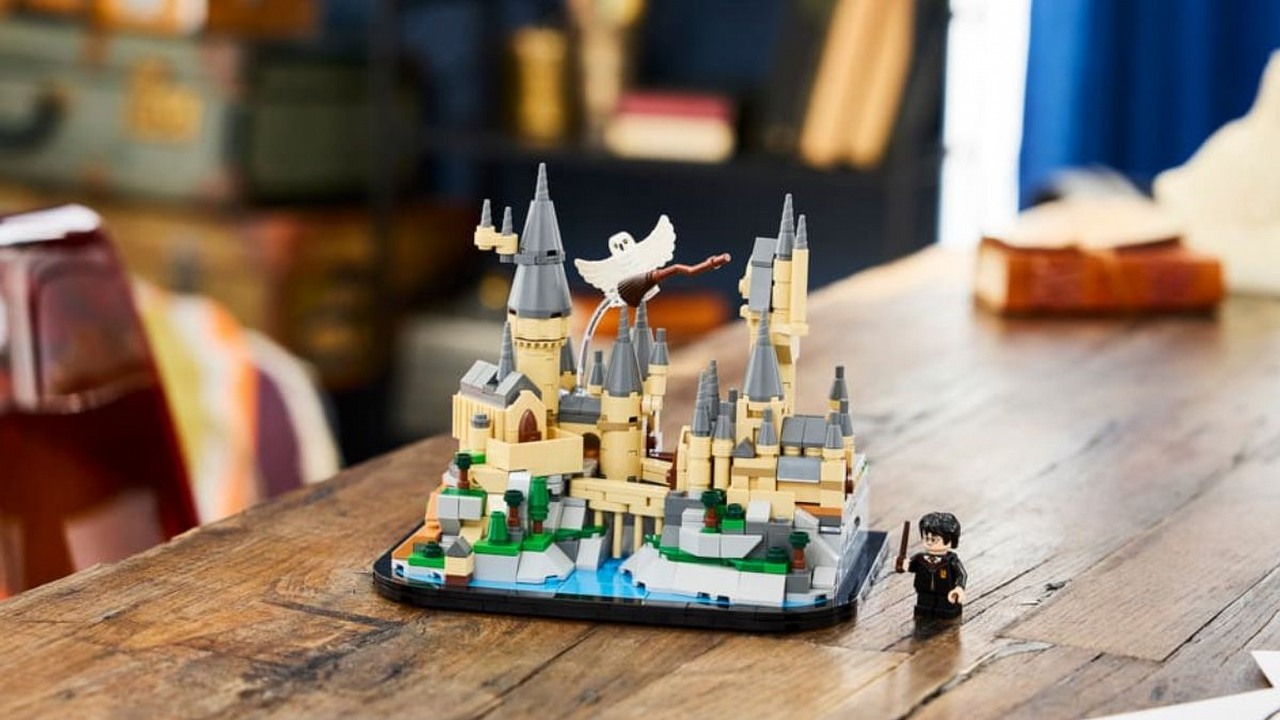 Nie macie wolnego budżetu na wielki Hogwart z LEGO? Duńczycy wypuścili jego mniejszą wersję, która nie zrujnuje waszych oszczędności, źródło grafiki: The Lego Group.