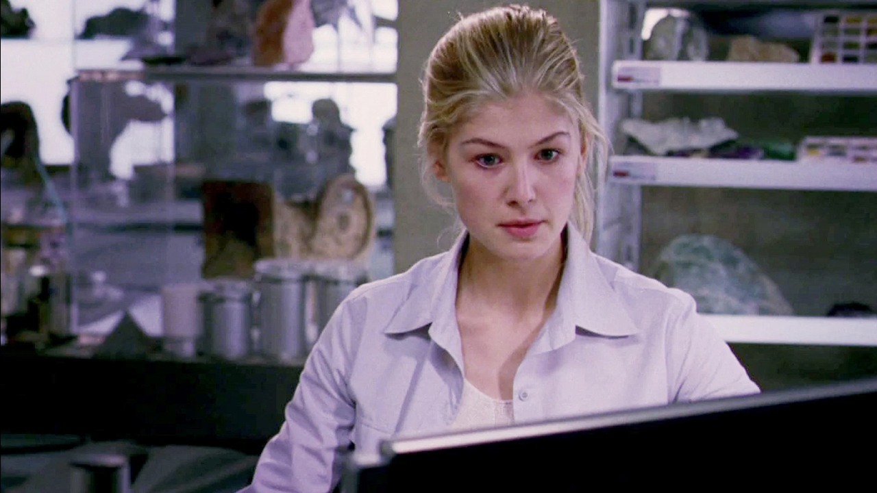 „Jeden z najgorszych filmów wszech czasów”. Rosamund Pike była pewna, że ten film akcji science fiction z Dwayne’em Johnsonem zakończy jej karierę, źródło grafiki: Doom, Andrzej Bartkowiak, Universal Pictures, 2005.