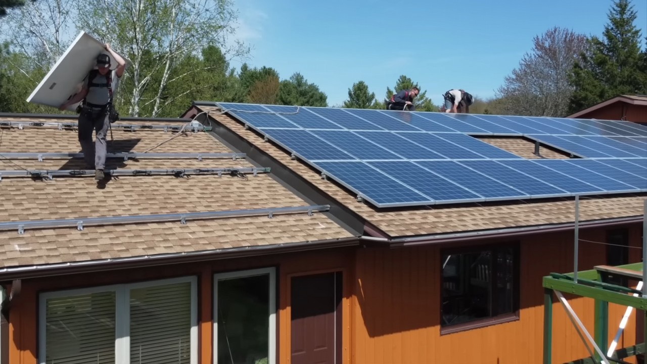 W lipcu 2026 roku osiągnęliśmy nową erę: po raz pierwszy ludzie otrzymują darmową energię elektryczną, źródło grafiki: YouTube: Exploring Alternatives; 2023.