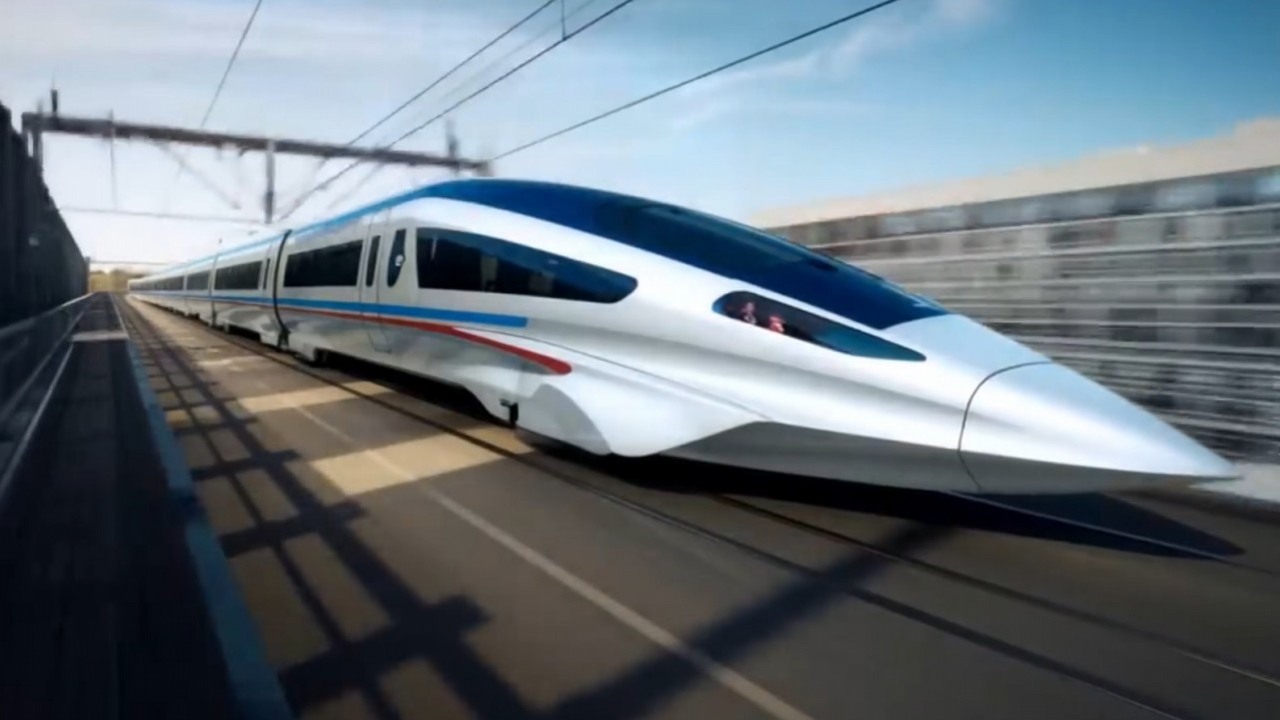 Chiński pociąg dużych prędkości pobił światowy rekord przyspieszenia, osiągając prędkość od 0 do 800 km/h w ciągu 5 sekund, źródło grafiki: YouTube: Mandarin Tech; 2025.