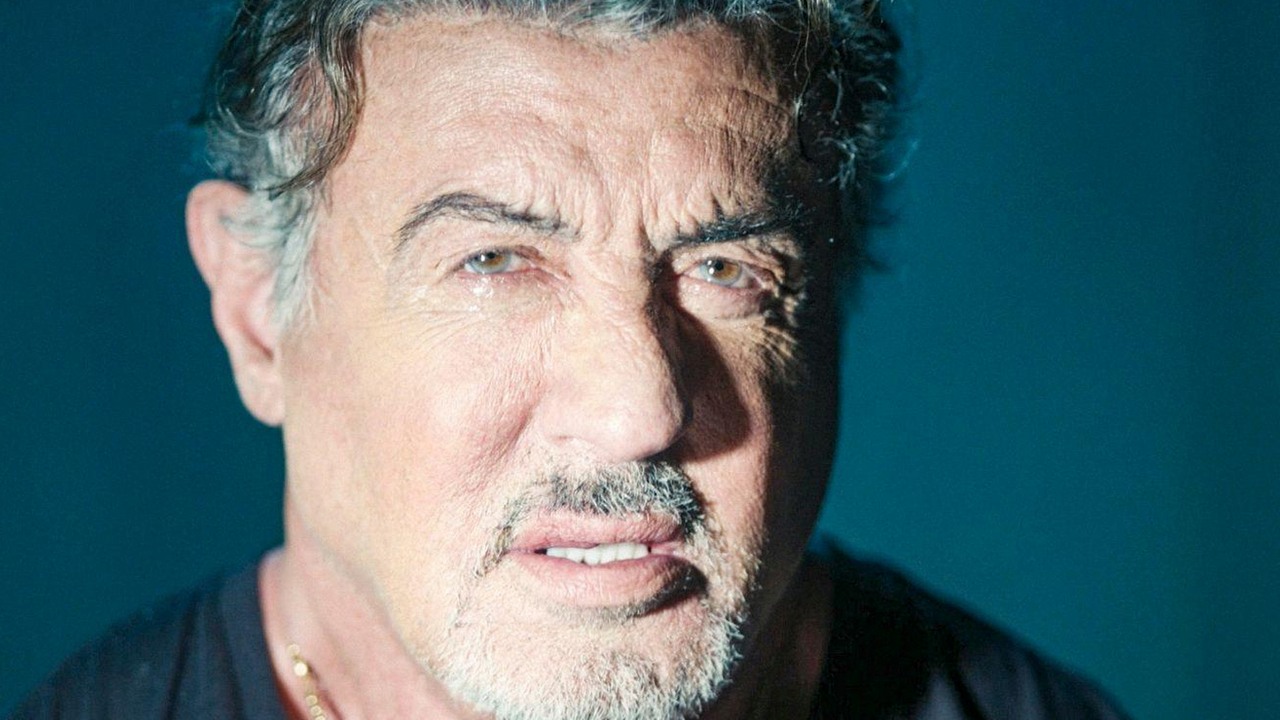 Sylvester Stallone nie cierpi powiedzeń w stylu „starzeć się z godnością”. „Im jestem starszy, tym bardziej pielęgnuję w sobie wewnętrzne dziecko”, źródło grafiki: Tulsa King, Taylor Sheridan, Paramount+, 2022.