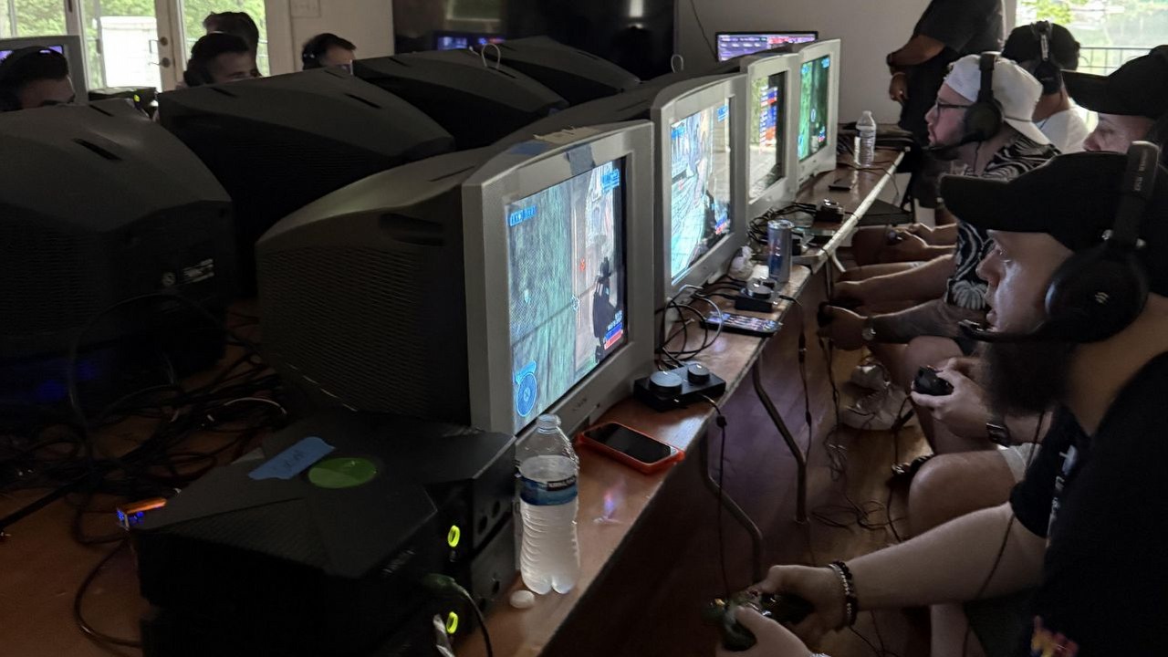 Co roku organizują LAN-party i grają jak ponad 20 lat temu. Monitory CRT, stare gry i przekąski wzbudziły nostalgię w graczach, źródło grafiki: Franchise707 / Reddit.