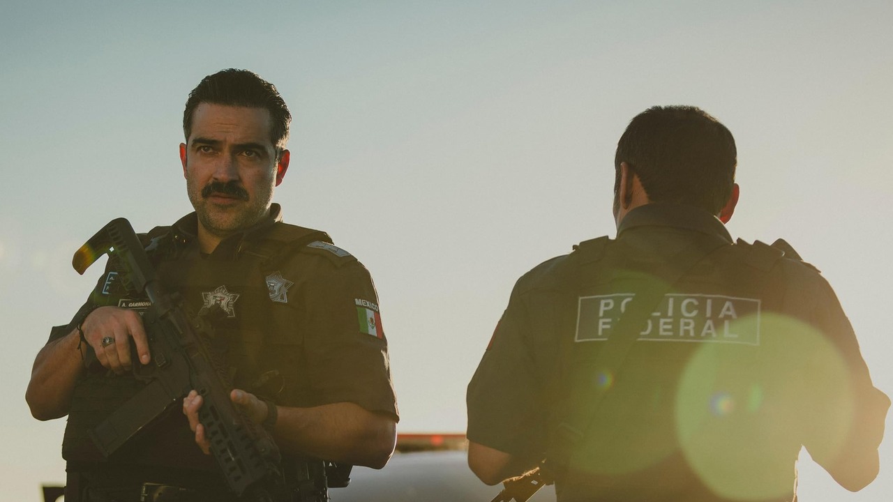 Nowy numer 1 Netflixa w 71 krajach. Pełen akcji thriller kryminalny podbija platformę także w Polsce, źródło grafiki: Pojmanie El Chapo, Chava Cartas, Netflix, 2026.