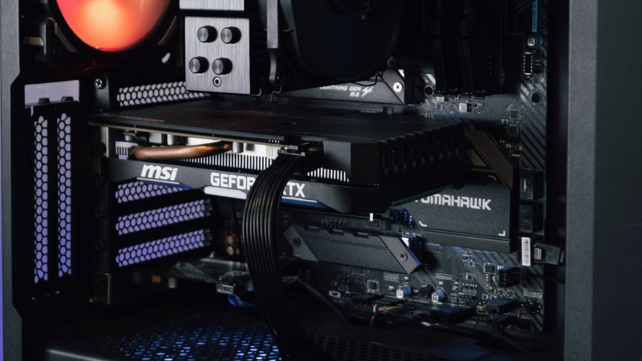 Gracz kupił RTX-a 5080, karta padła, a Amazon zamiast wymiany oferuje zwrot niższy od obecnej ceny, źródło grafiki: Hudson McNamara; Unsplash.com; 2022.