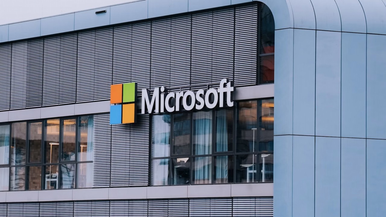 Pracownik Microsoftu nabił 28 tysięcy dolarów kosztów AI w 28 dni, więc firma zaczęła patrzeć wszystkim na ręce, źródło grafiki: Salah Darwish; Unsplash.com; 2025.