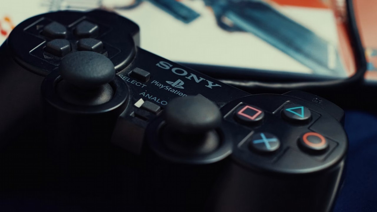 Ktoś zamienił kontroler z PS2 w przenośną konsolę i wygląda to jak nostalgiczny sen, źródło grafiki: Curtis Berry; Unsplash.com; 2023.