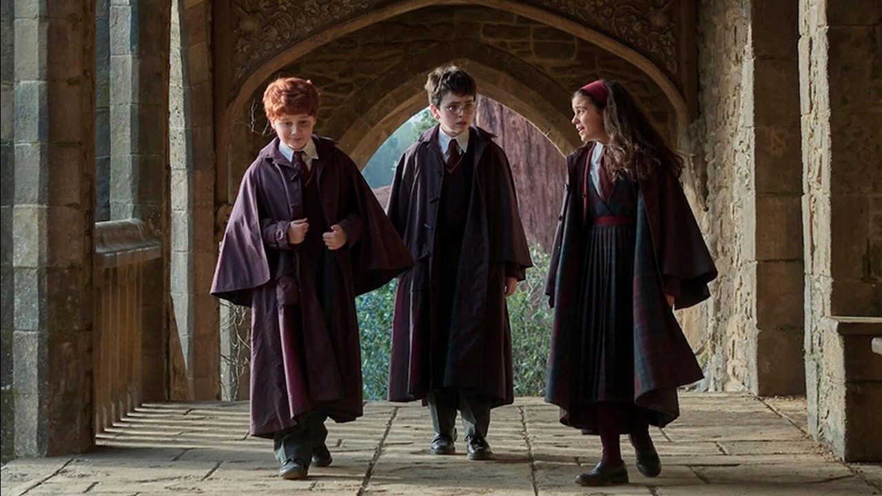 Tak gwiazdy serialu Harry Potter od HBO będą wyglądały w 2. sezonie? Harry, Ron i Hermiona wyraźnie się zmienili, źródło grafiki: Harry Potter i Kamień Filozoficzny, Francesca Gardiner, HBO, 2026.