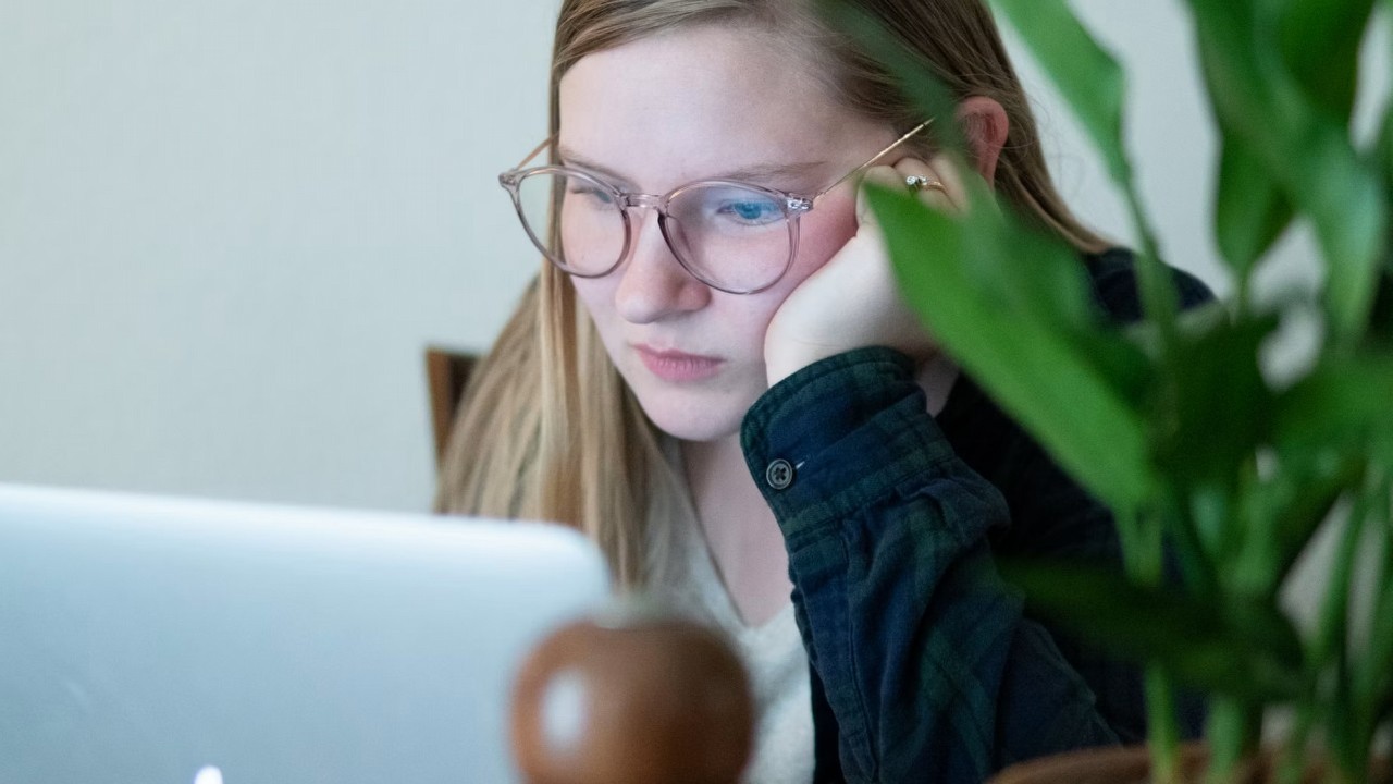 Prace domowe tracą sens w świecie AI. MIT sprawdza, co jeszcze można realnie oceniać, źródło grafiki: Unsplash.com: Simeon Frank; 2020.