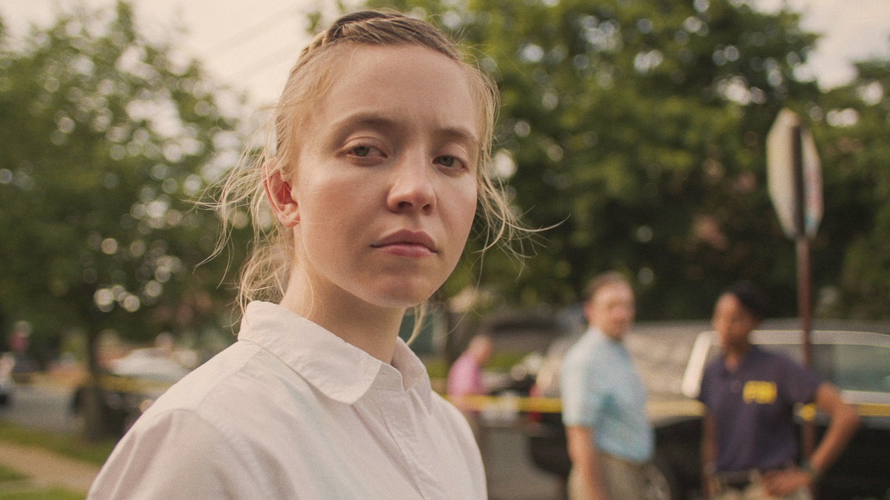 Polecany przez 93% krytyków thriller z Sydney Sweeney podbija Prime Video. Jest już w top 10 w Polsce, źródło grafiki: Reality, Tina Satter, M2 Films 2023.