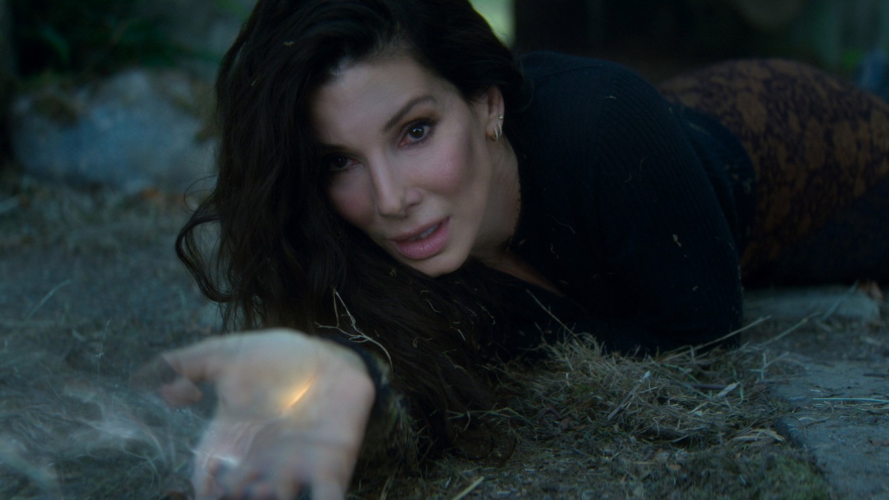 Za 3 dni obejrzymy kontynuację kultowego fantasy. Po 30 latach Nicole Kidman i Sandra Bullock wracają do słynnych ról, źródło grafiki: Totalna magia 2, Susanne Bier, Warner Bros., 2026.
