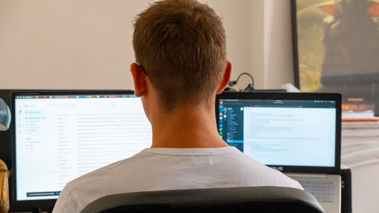 Polacy przyznają, jak często korzystają z czatów AI. Dla wielu to już codzienne narzędzie, źródło grafiki: Unsplash.com: Swello; 2022.