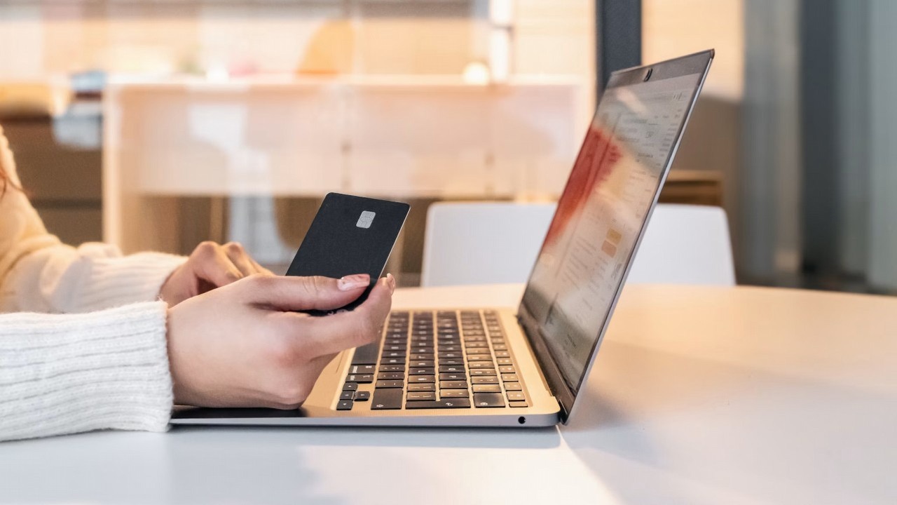 Sztuczna inteligencja, która opróżnia konto w przypadku halucynacji: Visa i Mastercard pracują nad zabezpieczeniami, źródło grafiki: Unsplash.com: Julio Lopez; 2023.