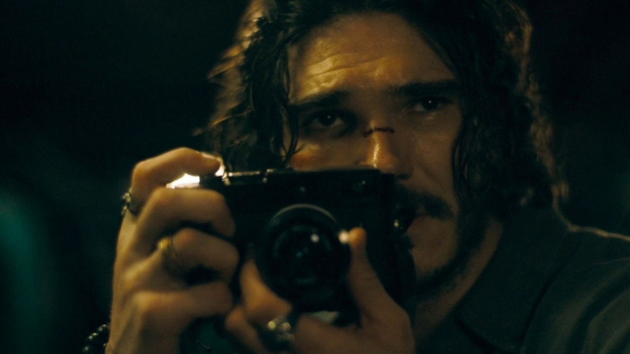 „Najgorszy film w karierze Zacka Snydera”. Reżyser klapy sci-fi Netflixa za 160 mln dolarów powrócił z kolejną zmiażdżoną przez krytyków filmową porażką, źródło grafiki: The Last Photograph, Zack Snyder, The Stone Quarry, 2026.