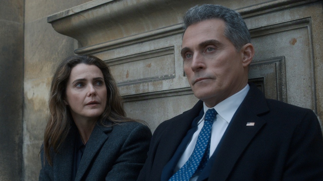 Jeden z najbardziej hitowych thrillerów Netflixa wraca za 4 tygodnie. Polecany przez 92% krytyków serial polityczny ma pierwszy pełny zwiastun, źródło grafiki: Dyplomatka, Debora Cahn, Netflix, 2023.