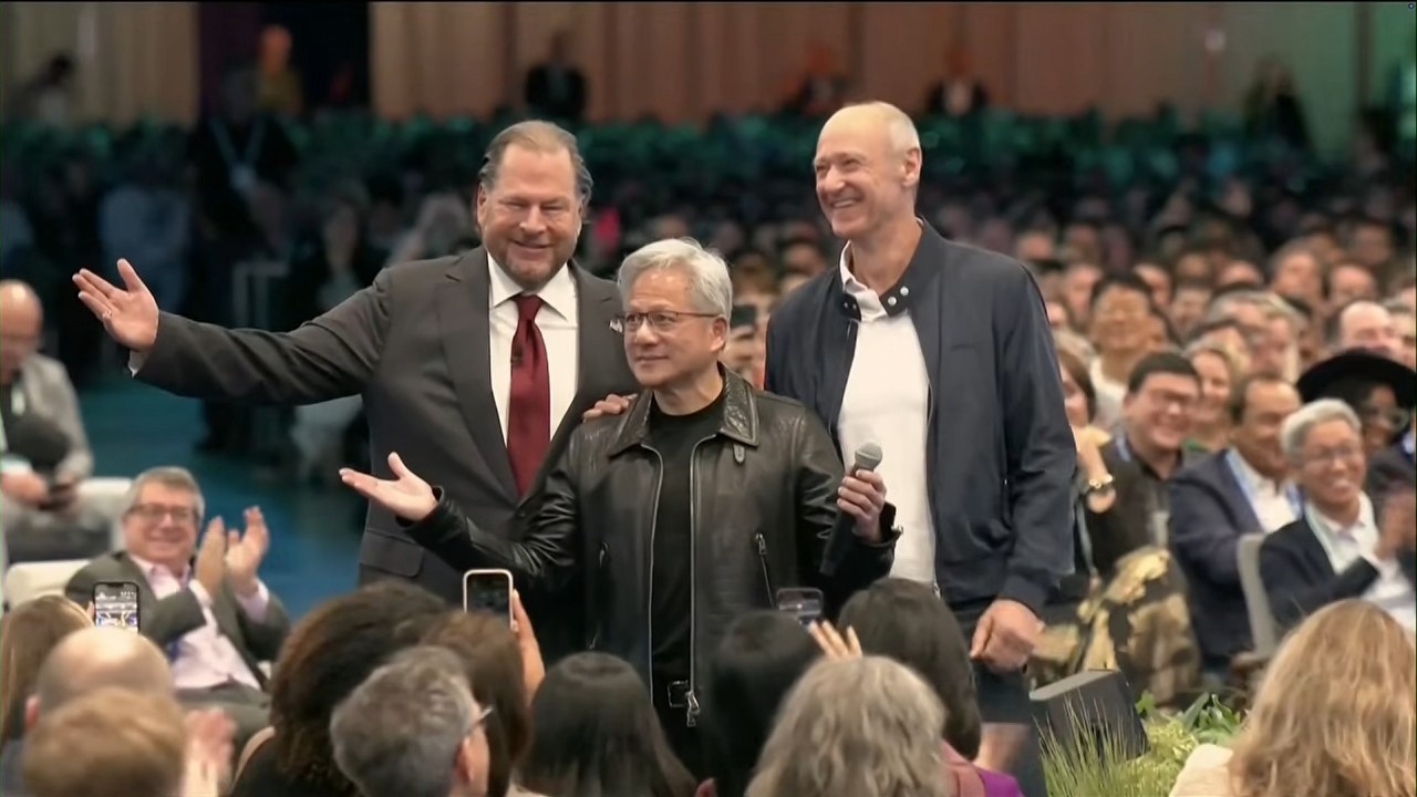 Jensen Huang nie chce, by państwo regulowało AI. Szef NVIDII uważa, że bezpieczeństwo powinno zostać w rękach korporacji, źródło grafiki: YouTube: News Central; 2026.