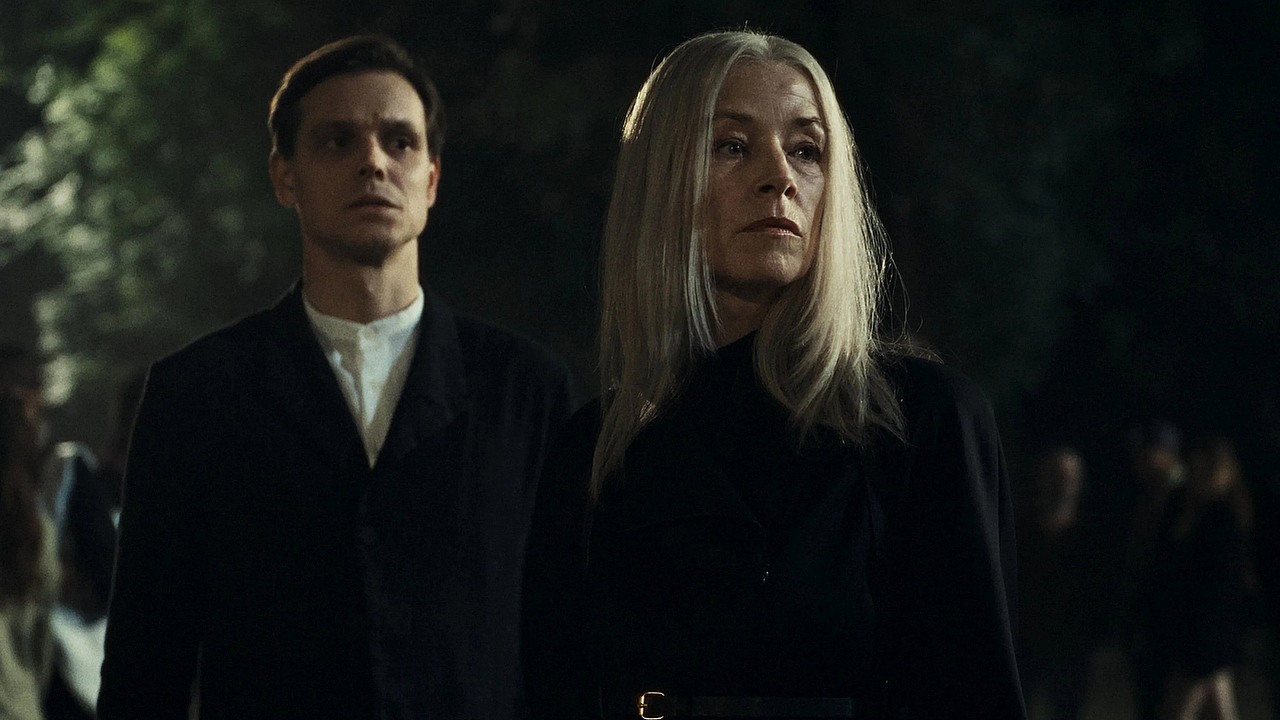 Thriller fantasy wczoraj zadebiutował na Disney+, a dziś jest numerem 1. Maraton 8 odcinków już dostępny, źródło grafiki: Krwawe miasto, Philipp Kadelbach, Hulu, 2026.