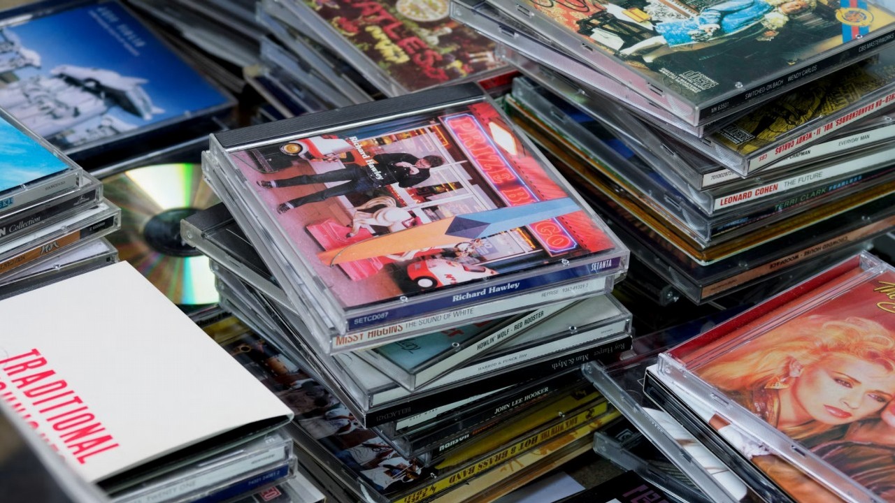 Płyty CD miały odejść do lamusa, a przychody z ich sprzedaży wzrosły o prawie 60%. Fizyczna muzyka znów zaskakuje, źródło grafiki: Unsplash.com: Brett Jordan; 2020.