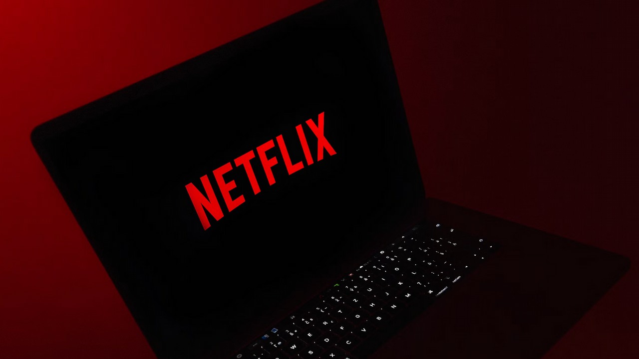 Numer 1 w Polsce na Netflixie. Polska nowość pokonała w top 10 najpopularniejszych seriali globalny kryminalny hit, źródło grafiki: Juraj Gabriel; 2020; unsplash.com.