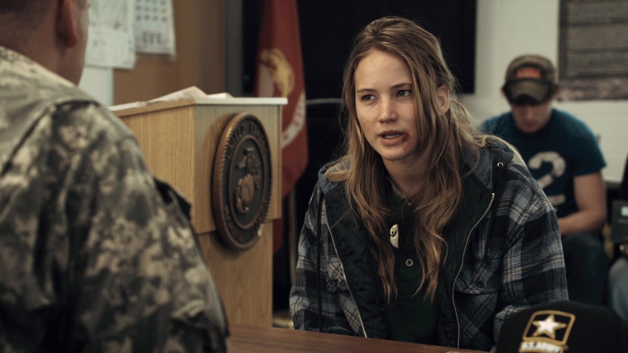 Jeden z największych hitów weekendu na HBO Max: „wciągający” thriller z Jennifer Lawrence z 94% na Rotten Tomatoes podbija top 10, źródło grafiki: Do szpiku kości, Debra Granik, 2010.