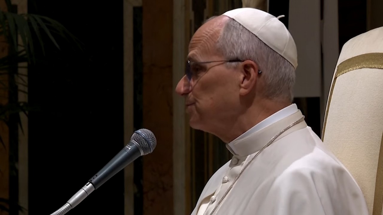 Papież Leon XIV o zagrożeniach AI: „To nie fake news”, i wzywa do regulacji, źródło grafiki: YouTube:  Catholic News Service; 2025.
