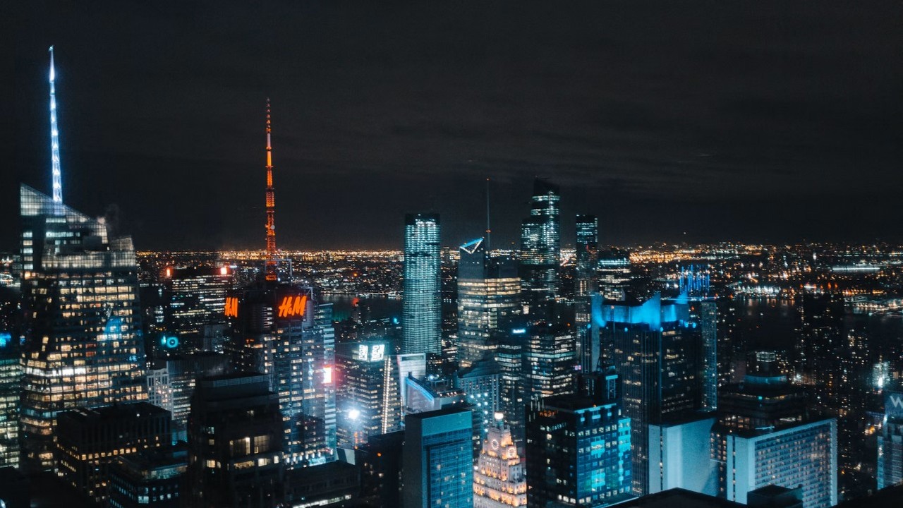 Ciemność staje się luksusem. Nocne niebo robi się coraz jaśniejsze i trudno już zobaczyć prawdziwą Drogę Mleczną, źródło grafiki: Unsplash.com: Donny Jiang; 2019.
