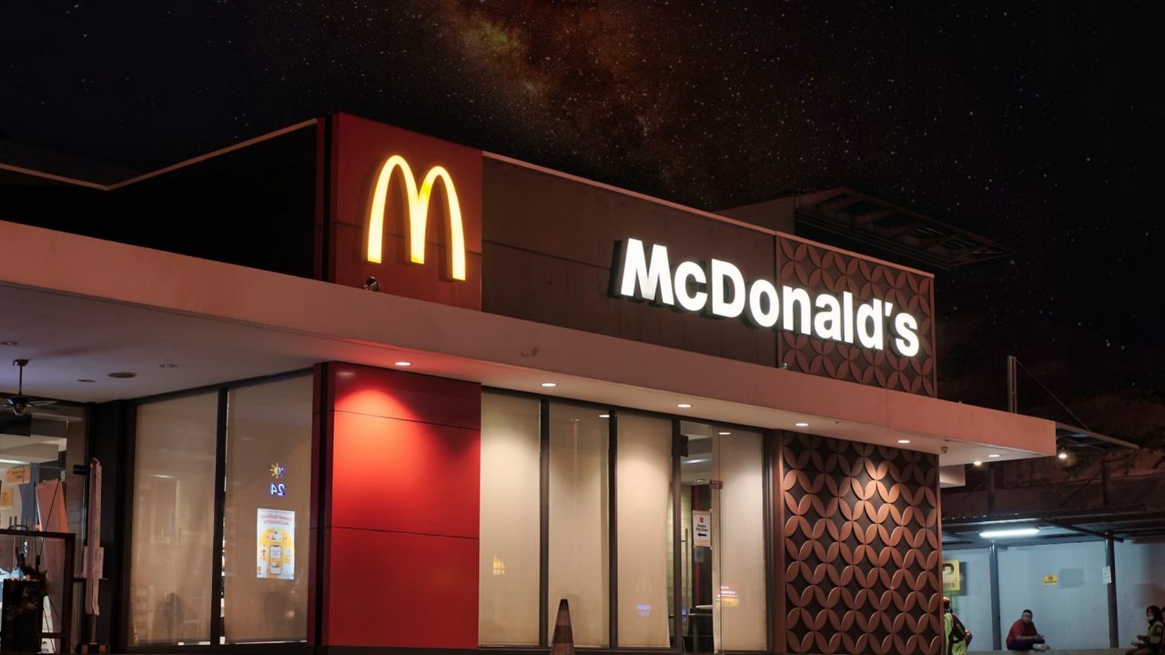 McDonald's używa AI, żeby zdecydować, ile powinieneś zapłacić za Big Maca w USA. Dwie restauracje dzieliły 3 km i 21% ceny, źródło grafiki: Unsplash.com: Visual Karsa; 2021.