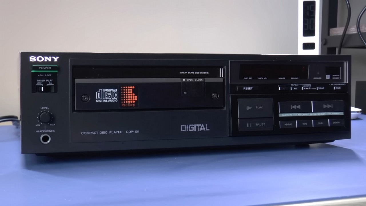 Pierwszy odtwarzacz CD Sony kosztowałby dziś ponad 6000 złotych. 44 lata temu rozpoczął zmianę sposobu słuchania muzyki, źródło grafiki: YouTube: Spare Time Repair; 2026.