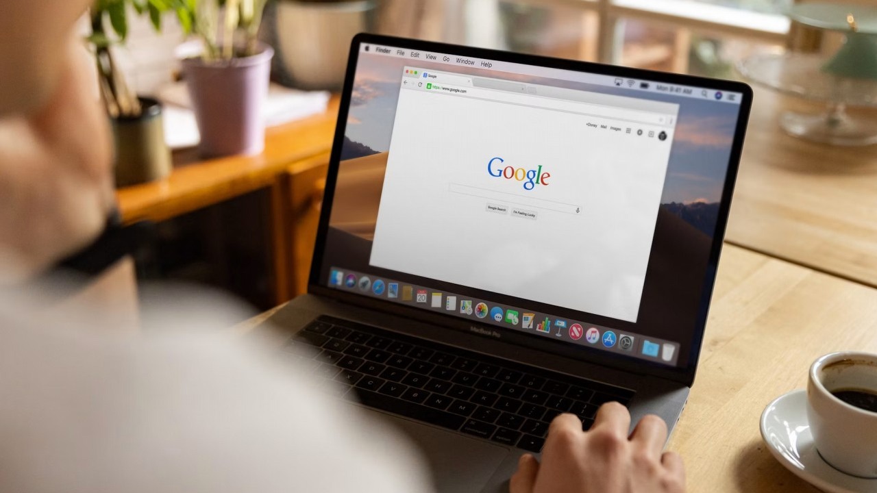 Polscy wydawcy kontra Google. UOKiK bada, czy gigant uczciwie płaci za wykorzystywanie artykułów, źródło grafiki: Unsplash.com: Firmbee.com; 2021.