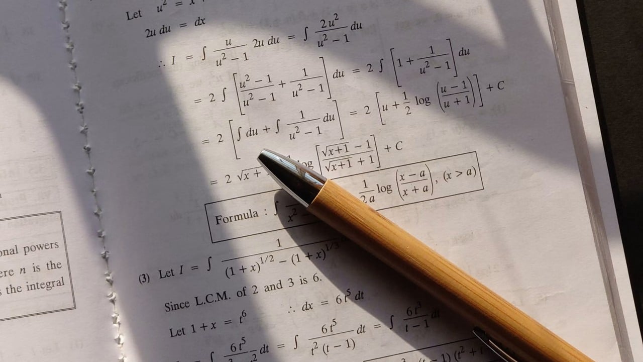 Matematycy jeszcze nie ochłonęli po ostatnim przełomie AI, a OpenAI już dorzuciło ponad 370 kolejnych wyników, źródło grafiki: Unsplash.com: Antony Hyson Seltran; 2023.