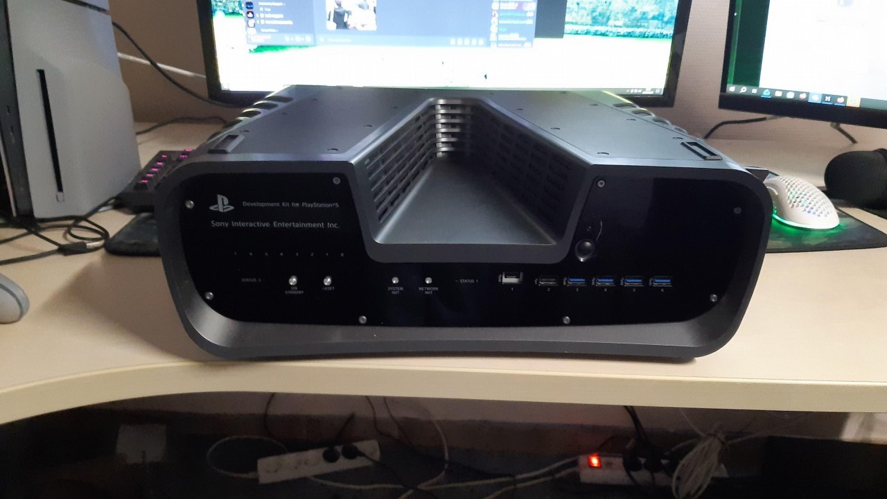 Kiedyś zastanawiano się, czy tak będzie wyglądać PS5. Kolekcjoner zdobył słynny zestaw deweloperski Sony, źródło grafiki: u/LinusBeartip; Reddit.