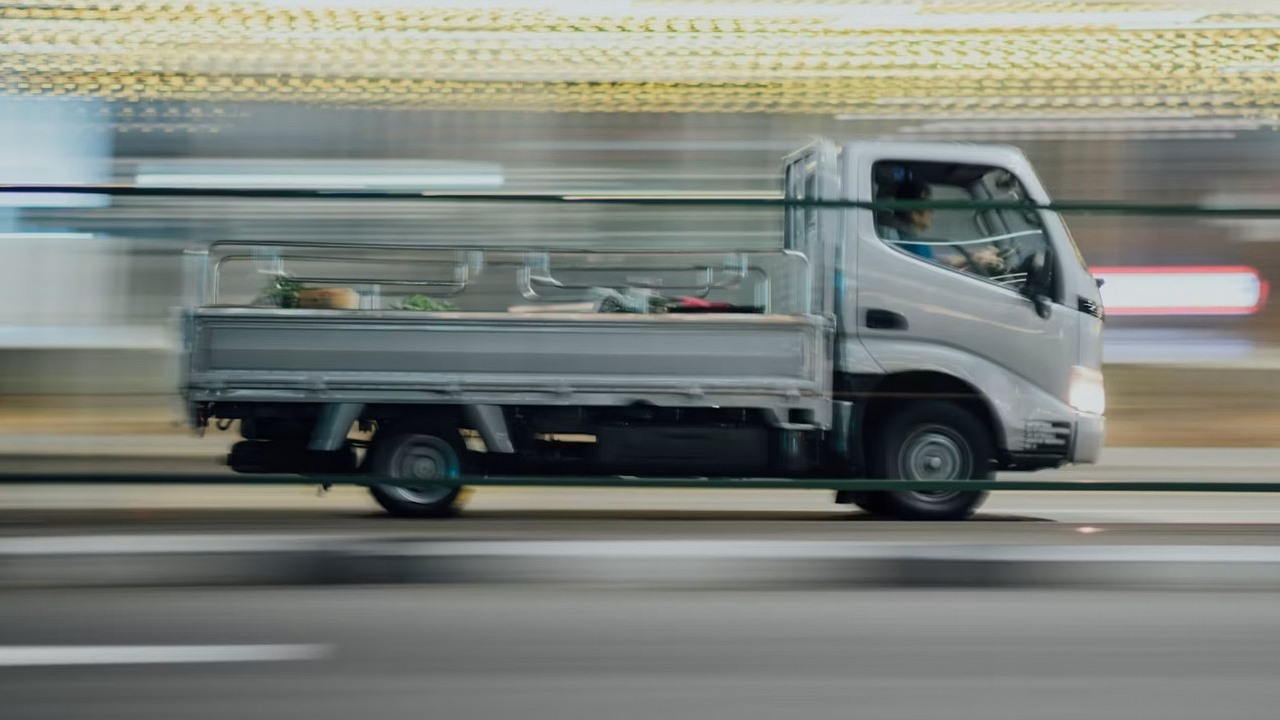 Honda chce zamienić autostrady w gigantyczne bezprzewodowe ładowarki. Elektryczne ciężarówki będą uzupełniać energię podczas jazdy, źródło grafiki: Unsplash.com: CHUTTERSNAP; 2019.
