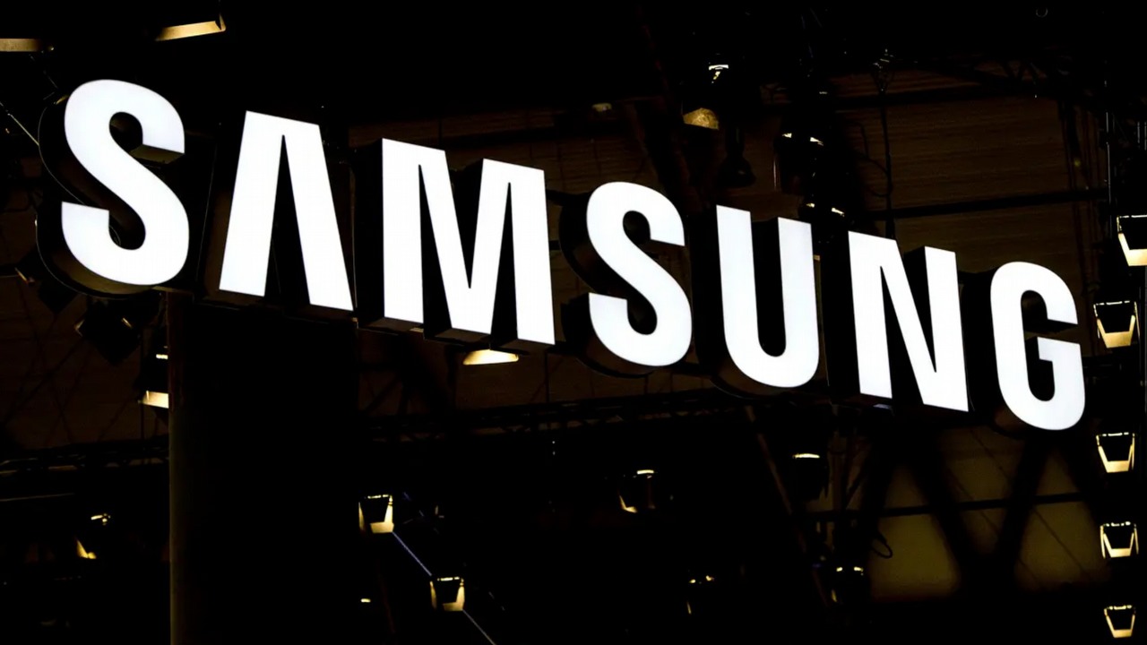 Samsung ma ciąć produkcję smartfonów przez drogie pamięci. Jednocześnie notuje rekordowy zysk z tytułu sprzedaży pamięci, źródło grafiki: Getty Images.