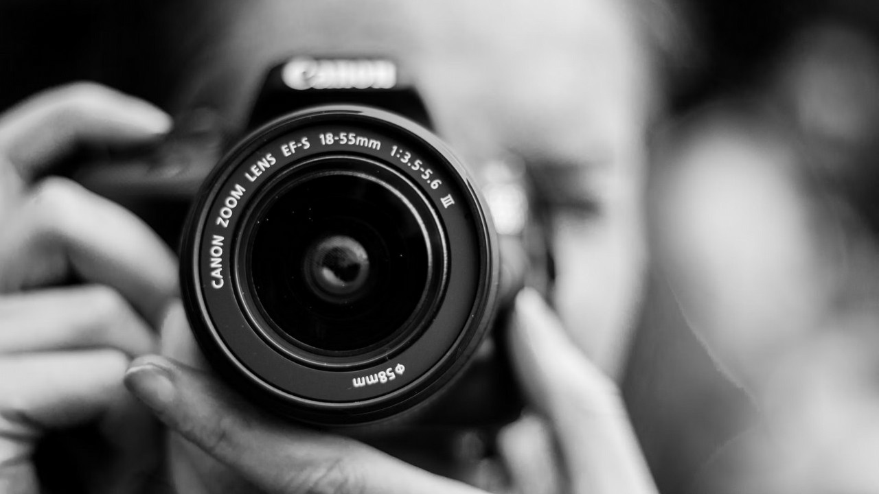Gigant fotografii ogłasza upadłość i znika z giełdy. Akcjonariusze Getty Images mogą stracić wszystko przez 1,4 mld dolarów długu, źródło grafiki: Unsplash.com: Ailbhe Flynn; 2017.
