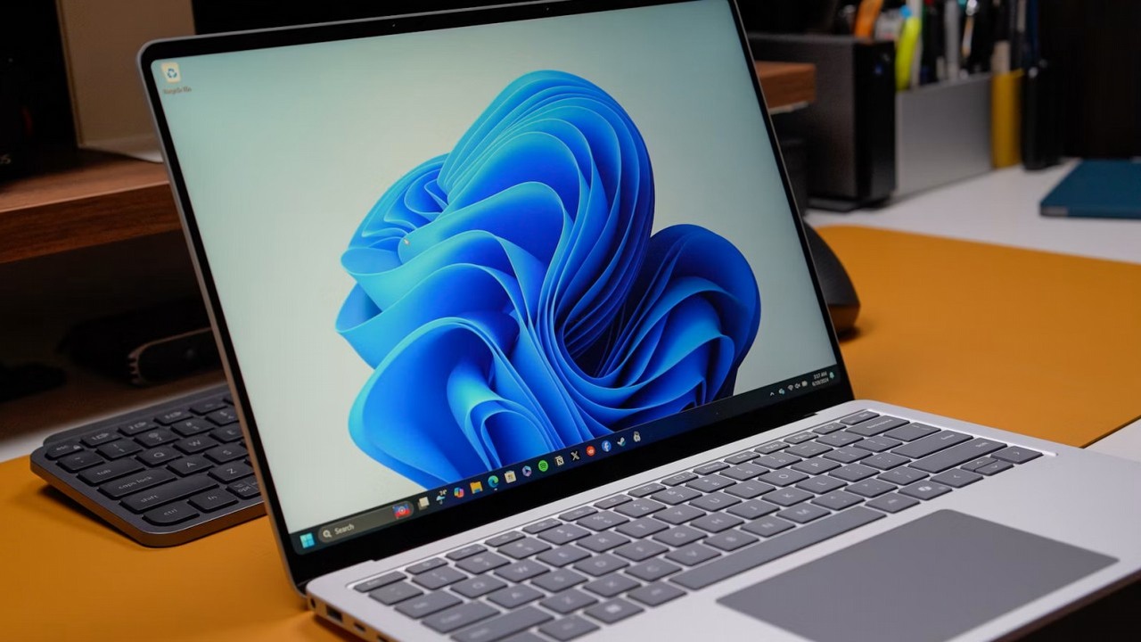 Microsoft blokuje zakładanie konta lokalnego na Windowsie 11, a inne poprawki popsuły jedną z ważnych funkcji, źródło grafiki: Unsplash.com: Daniel Romero; 2025.