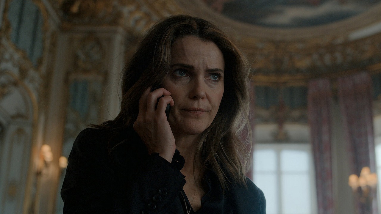 Dziś najważniejsza premiera Netflixa w tym tygodniu. Hitowy thriller wrócił z „najlepszym dotychczas” 8-odcinkowym sezonem, źródło grafiki: Dyplomatka, Debora Cahn, Netflix, 2023.
