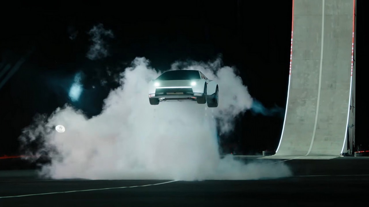 Elon Musk pokazał samochód, który przeczy zdrowemu rozsądkowi. Nowa Tesla potrafi latać i rozpędza się do setki w mniej niż sekundę, źródło grafiki: YouTube: Tesla; 2026.