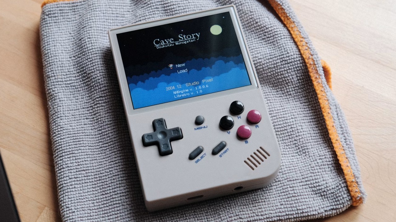 Popularne retro-handheldy trafiły na celownik branży gier. 12 tys. urządzeń miało zawierać 47 mln pirackich kopii, źródło grafiki: Unsplash.com: Luke Peters; 2023.