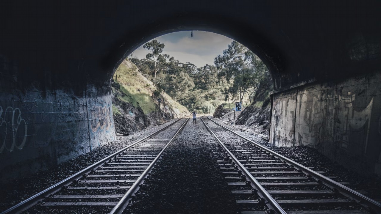 Europa wydaje miliardy euro na budowę tunelu przez Alpy, który połączy Francję z Włochami. Po 10 latach góry wciąż wygrywają, źródło grafiki: Unsplash.com: Marcus Wallis; 2017.
