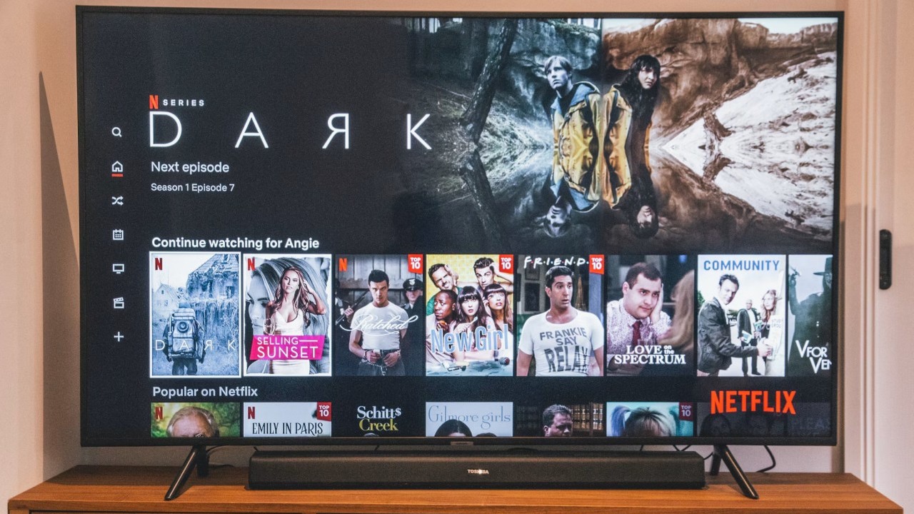 Smart TV Samsunga nasłuchuje szczekania psa i płaczu dziecka, a AI nie chce już pomagać go rozebrać na części. Użytkownicy są coraz bardziej zaniepokojeni, źródło grafiki: Unsplash.com: Marques Kaspbrak; 2020.