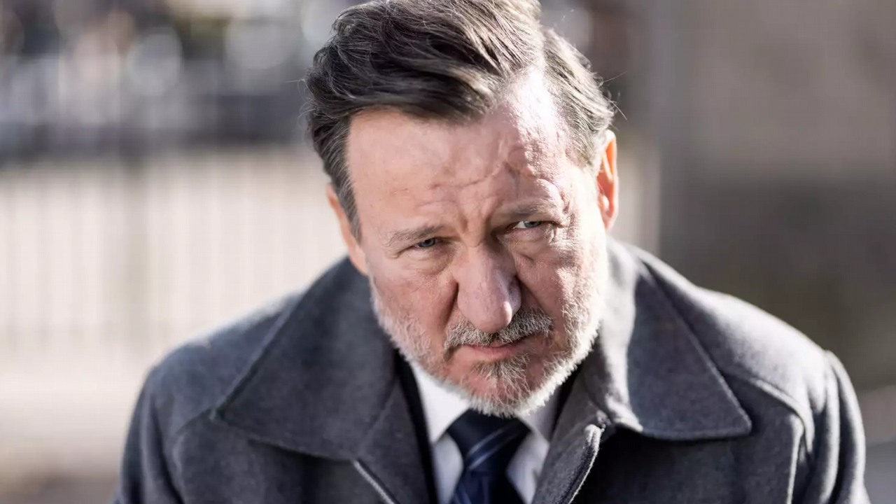 Jutro jedna z najważniejszych premier na Disney+ w tym tygodniu. 6-odcinkowy polski serial z Robertem Więckiewiczem, źródło grafiki: Minuta ciszy, Jacek Lusiński, Canal+, 2022.