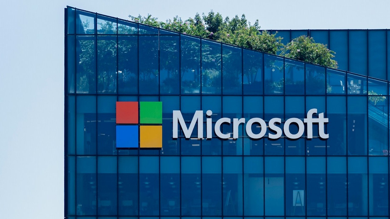W trosce o AI Microsoft może pozbyć się 25% pracowników. 60 tysięcy osób miało dostać bardzo wymowną propozycję, źródło grafiki: Unsplash.