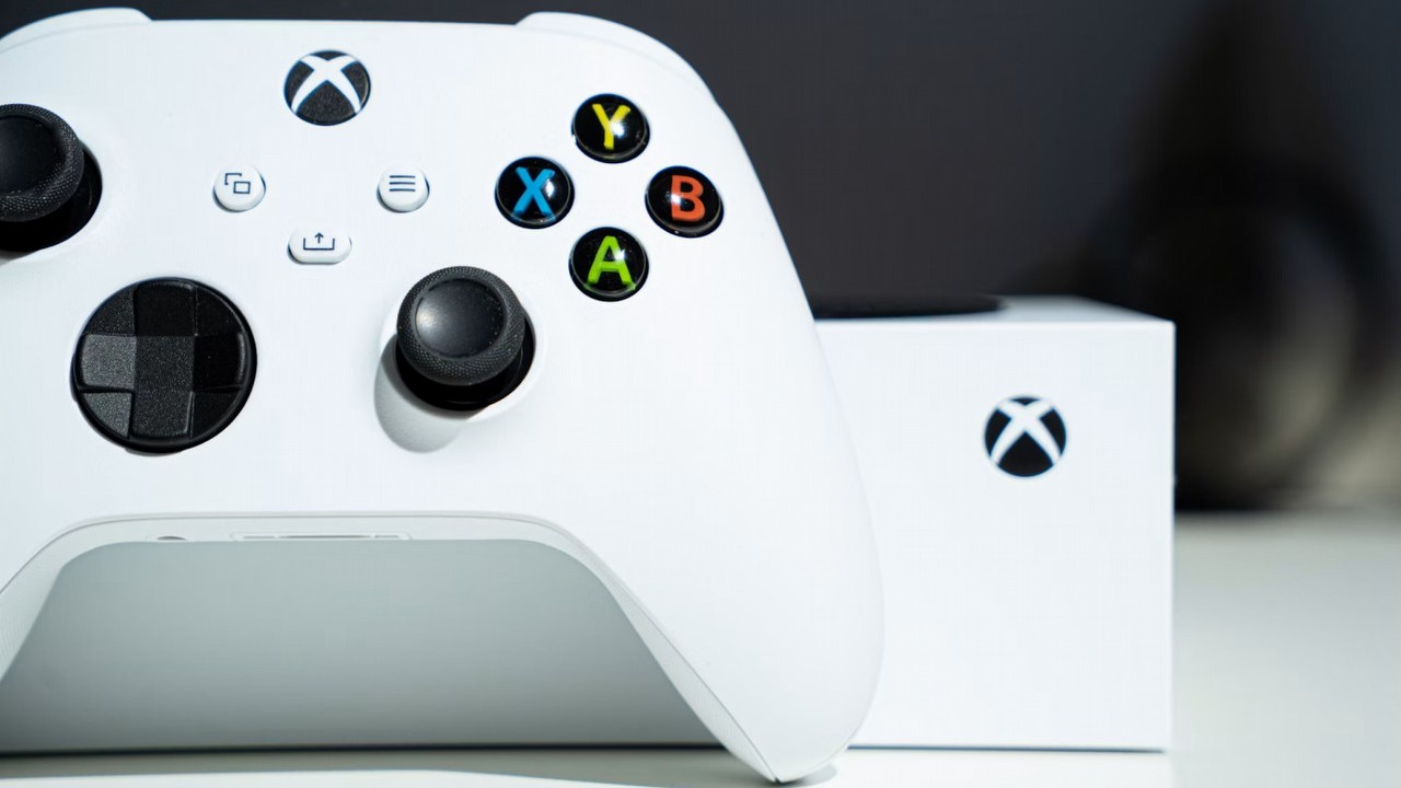 Xbox traci na sprzęcie i Game Passie. Zdaniem Microsoftu, problemem konsol jest zbyt mała podaż, nie brak chętnych, źródło grafiki: Unsplash.com: Mika Baumeister; 2021.