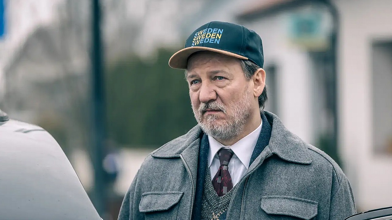 Potrzebował tylko 1 dnia, by stać się hitem Disney+ w Polsce. Polacy zainteresowali się 6-odcinkowym dramatem z gwiazdami, źródło grafiki: Minuta ciszy, Jacek Lusiński, Canal+, 2022.