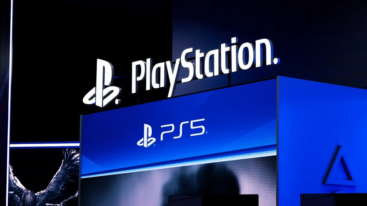 PS5 kosztuje dziś znacznie więcej niż PS4 na tym samym etapie życia, a mimo to sprzedaje się lepiej. Sony wciąż jest 1% z przodu, źródło grafiki: Unsplash.com: LISK OBE; 2025.