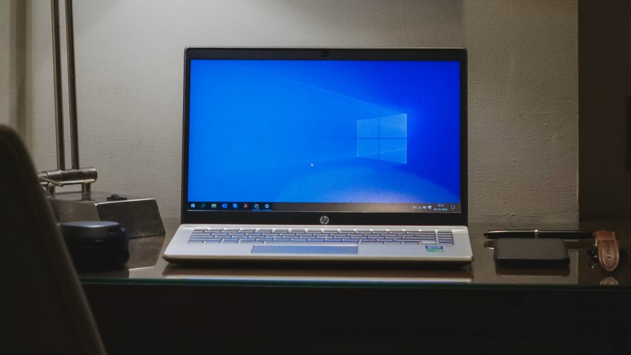 Windows 10 nie chce umrzeć. Mimo końca wsparcia miliony użytkowników zostały, a przychody OEM Microsoftu spadły o 27%, źródło grafiki: Unsplash.com: Arnav Singhal; 2021.