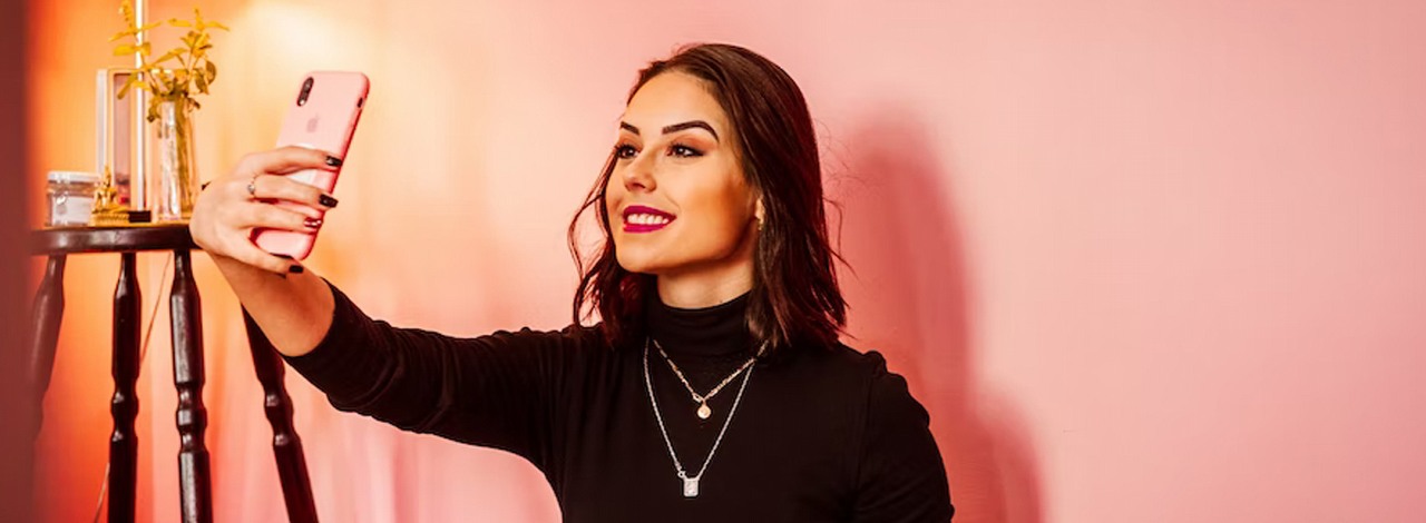 Koniec z ukrytymi reklamami? Influencerzy otrzymali rekomendacje od UOKiK, źródło grafiki: Unsplash / Mateus Campos Felipe.