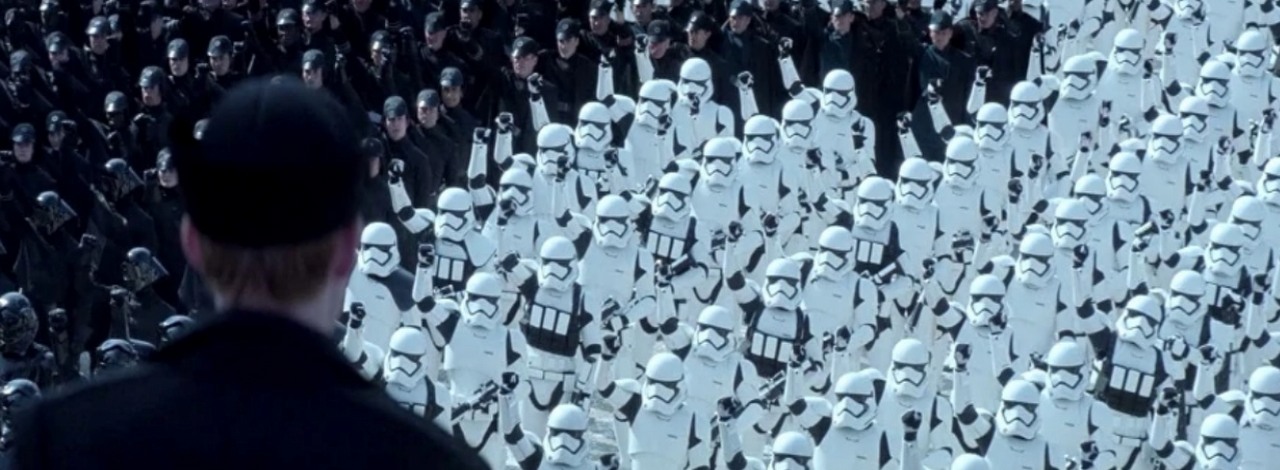 Armia szturmowców ze Star Wars najechała Niemcy, ich pochód robi wrażenie, źródło grafiki: Gwiezdne wojny: Przebudzenie Mocy, J.J. Abrams, Lucasfilm, 2015.