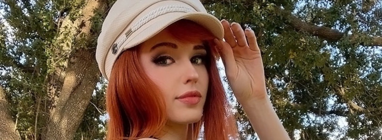 Ile Amouranth zarobiła w rekordowy miesiąc? Zwykli ludzie potrzebują na to lat, źródło grafiki: Twitter/Amouranth.