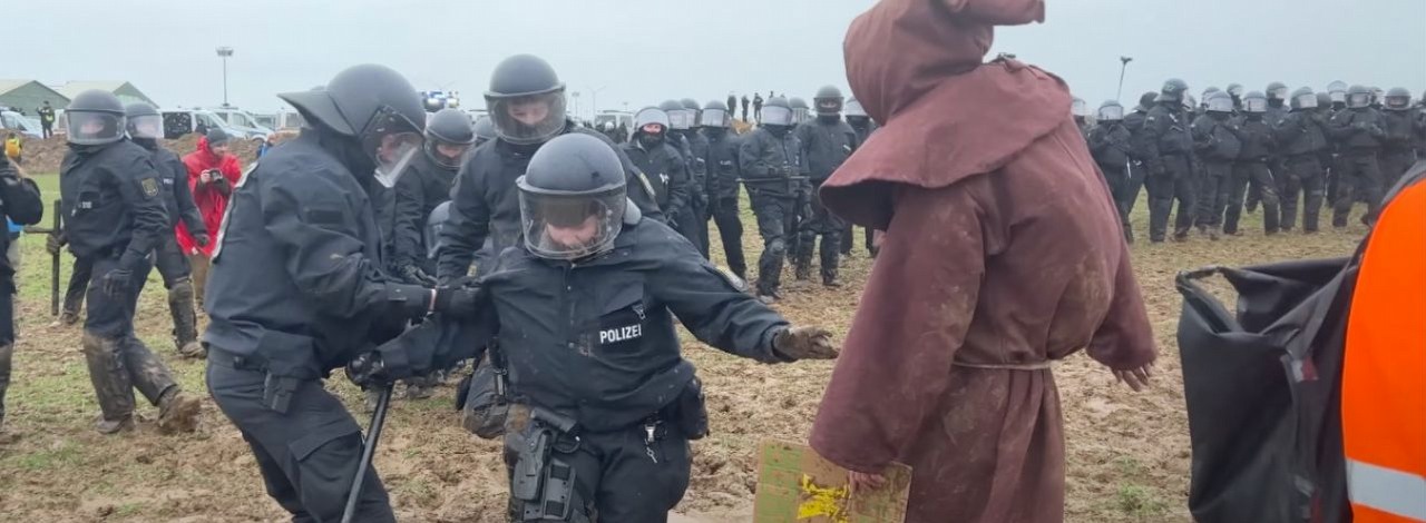 Niemiecki błotny czarodziej z protestu odtworzony z klocków LEGO, źródło grafiki: YouTube/Storyful Viral.